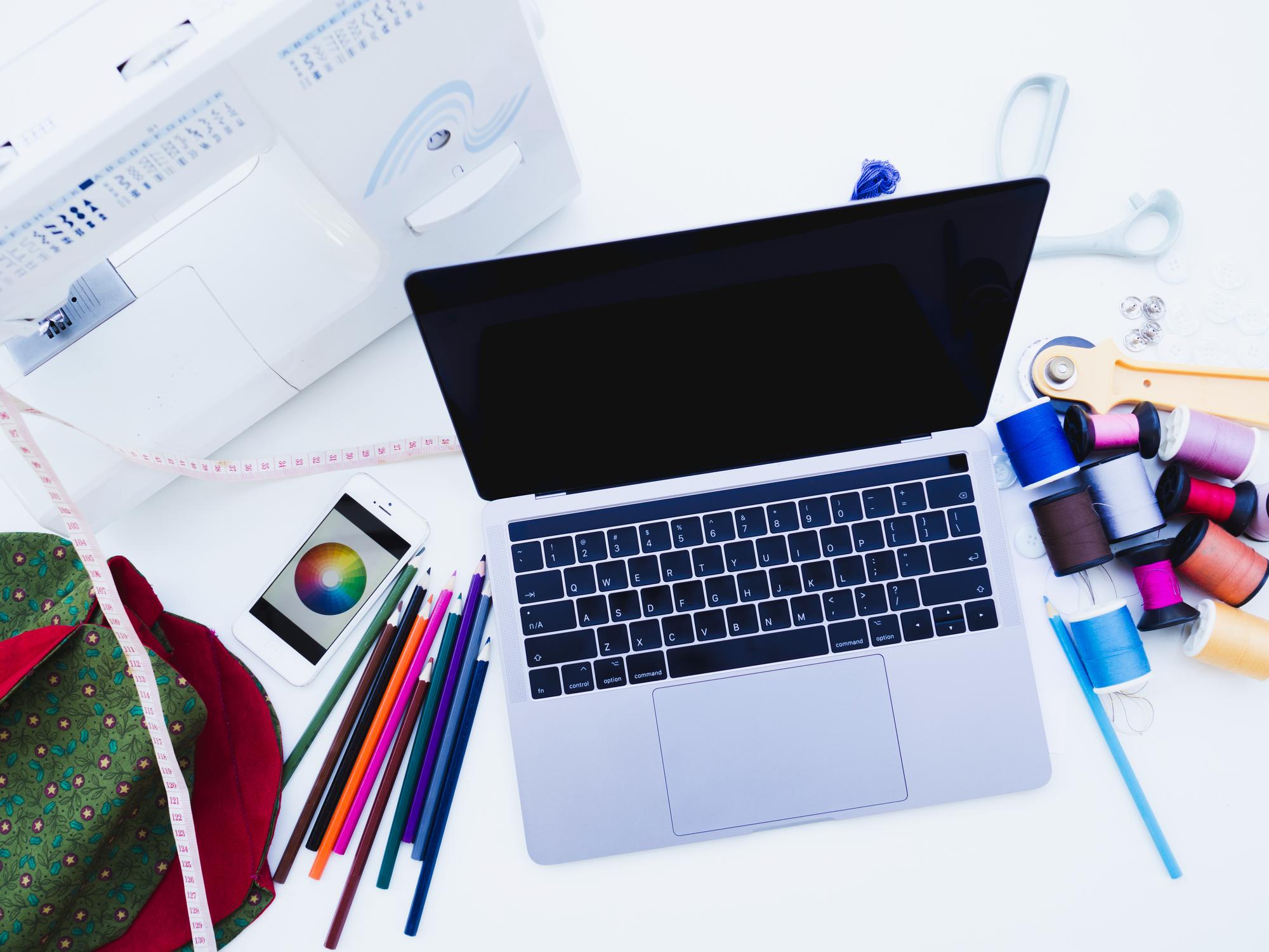 Set di materiali per ricamo e laptop con software aperto
